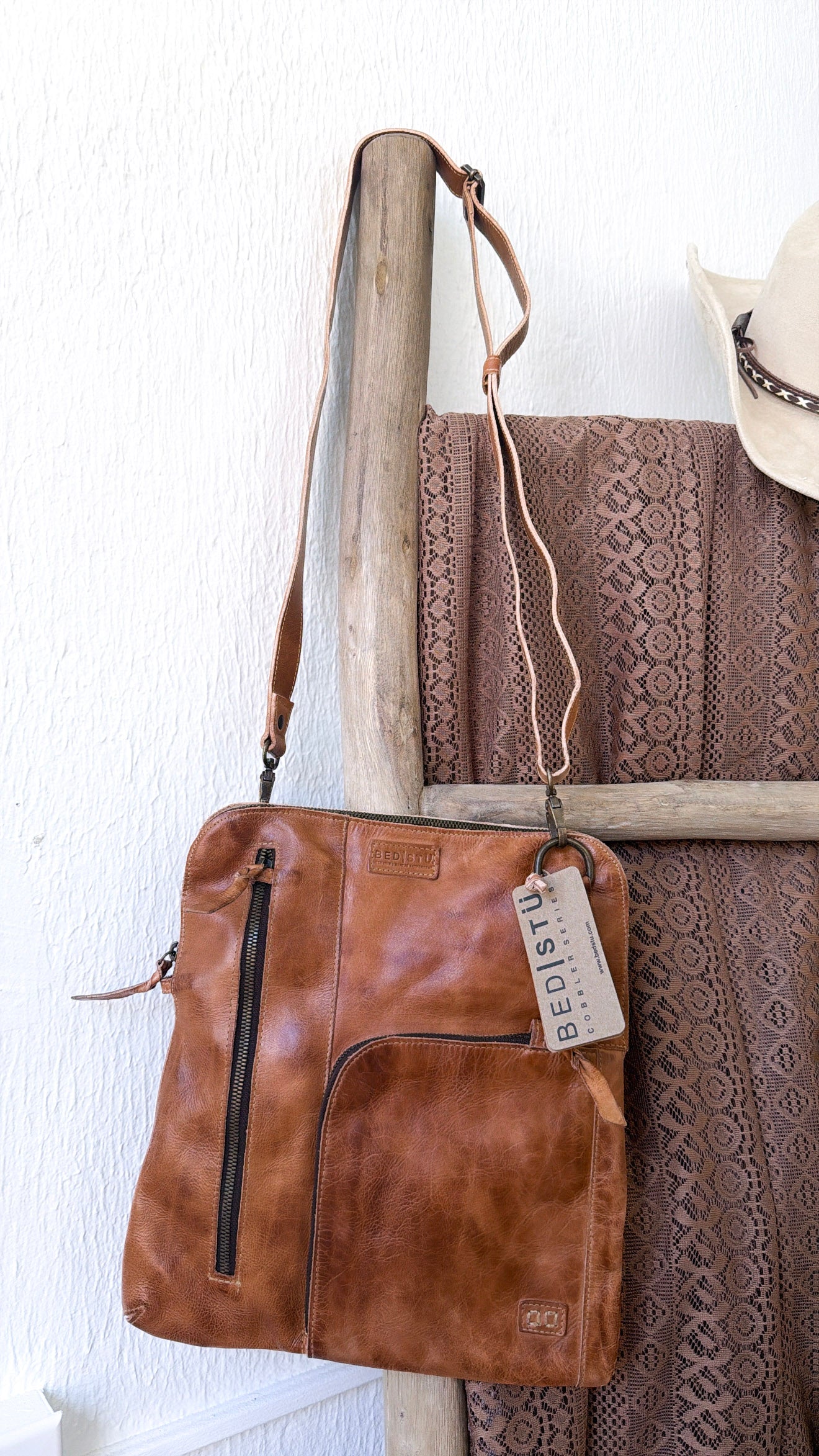 Bedstu Aiken, Tan Rustic