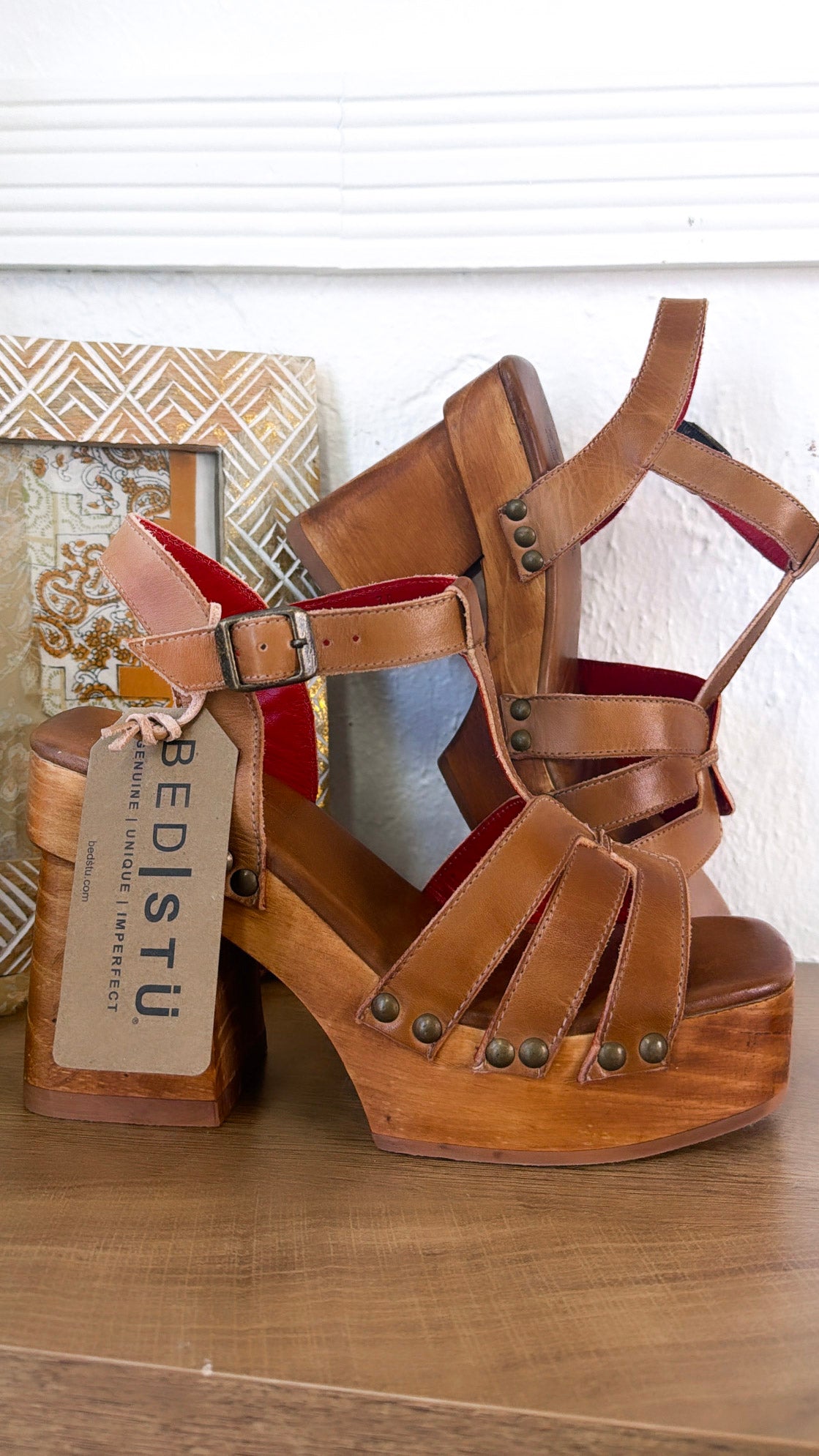 Bedstu Lyxon, Tan Rustic
