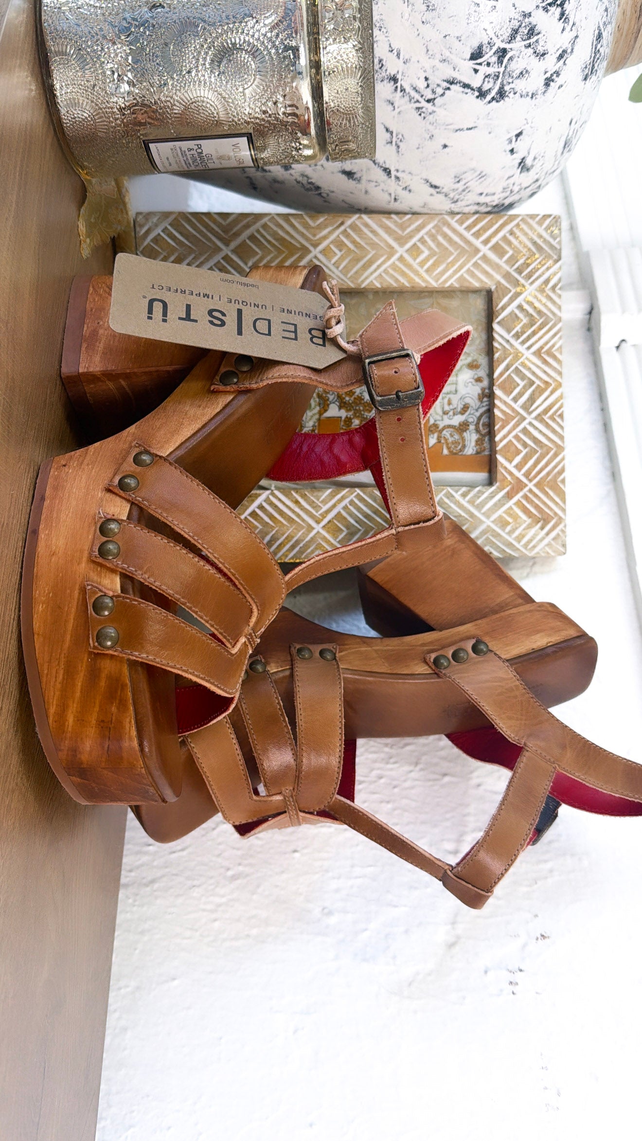 Bedstu Lyxon, Tan Rustic