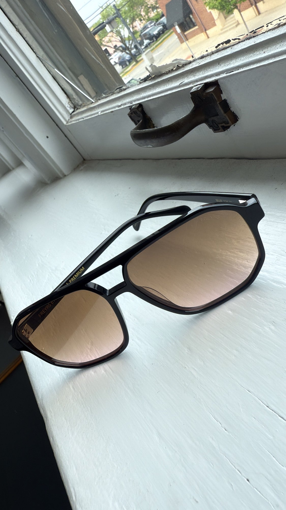 FREYRS Billie Sunglasses WHS - Black/ Brown