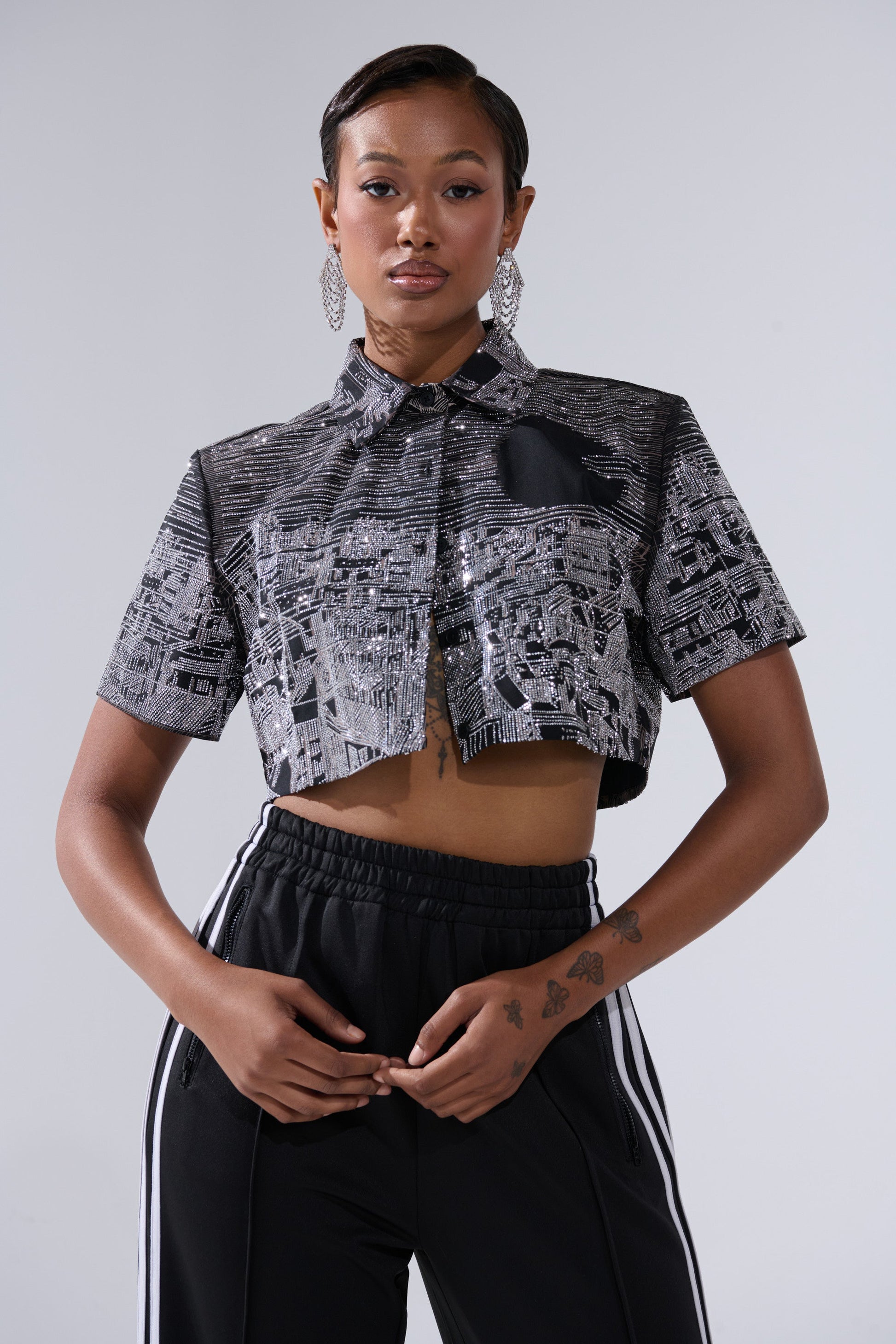 ALL AROUND THE WORLD BUTTON DOWN TOP IN BLACK