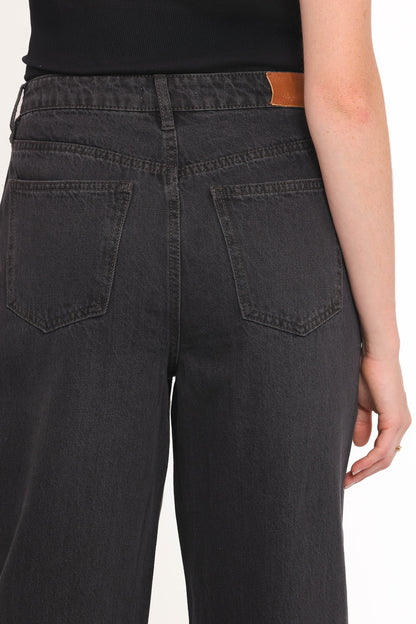 Taylor Barrel Leg Jean - Trip